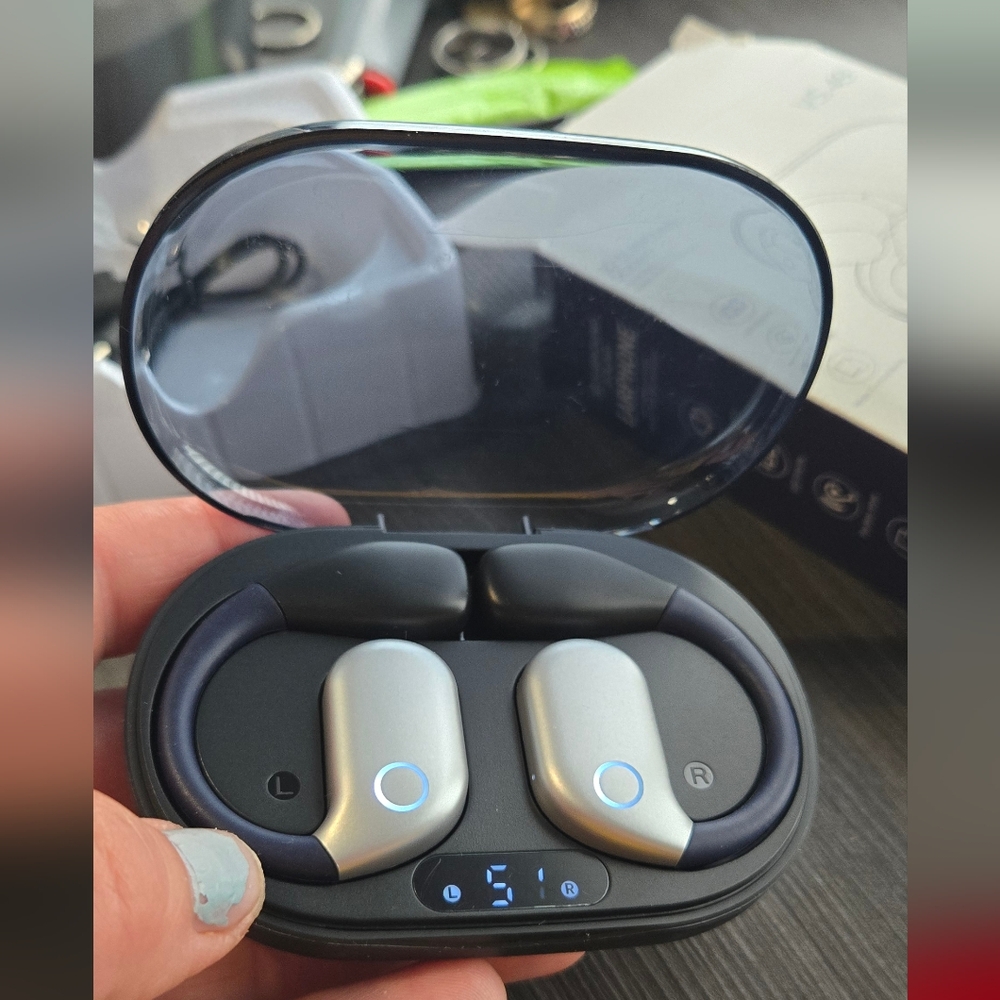 Wireless Earbuds with Charging Case M82 New In Box AI Translator